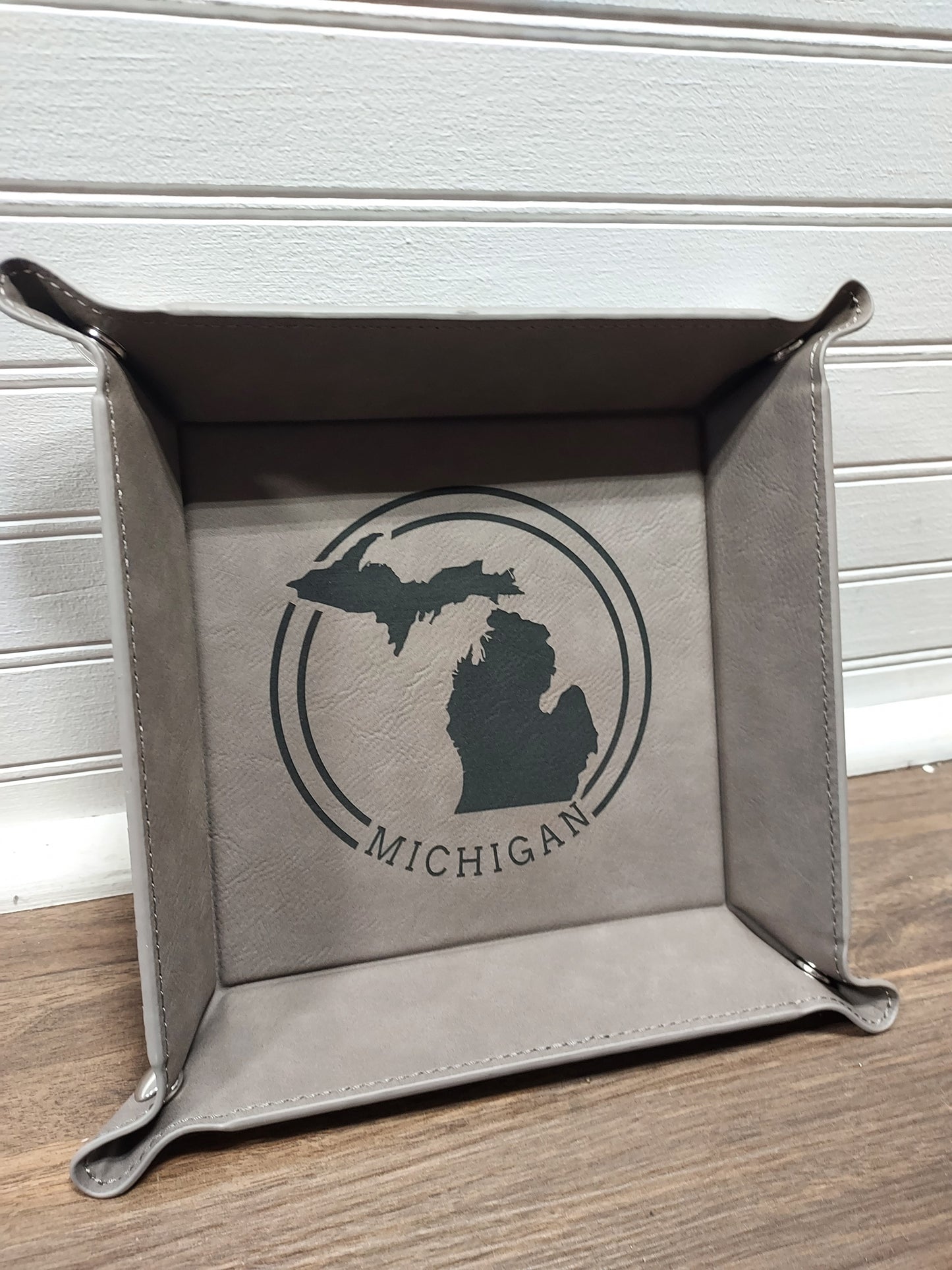 Michigan Circle Faux Leather Snap Up Tray
