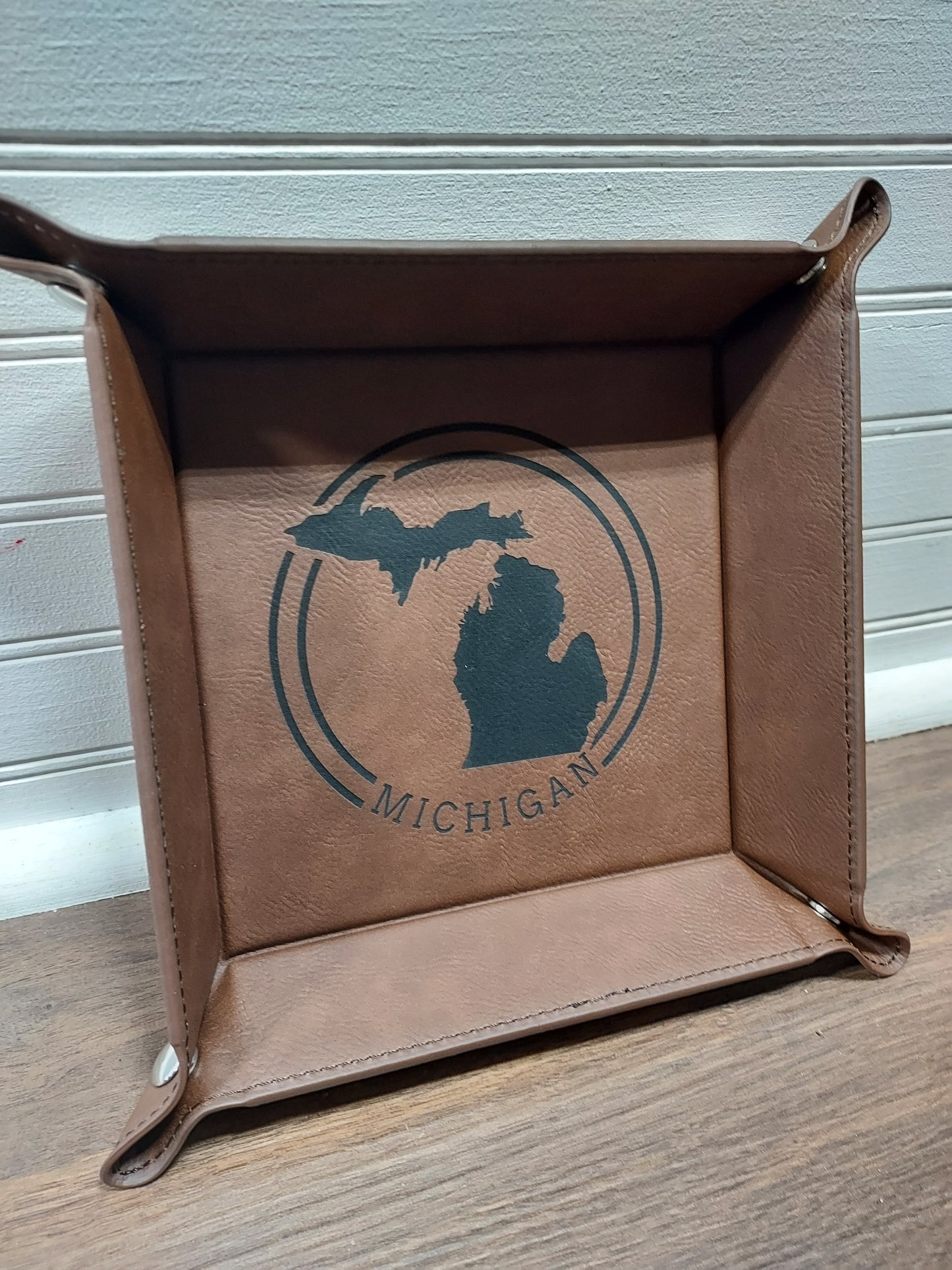Michigan Circle Faux Leather Snap Up Tray